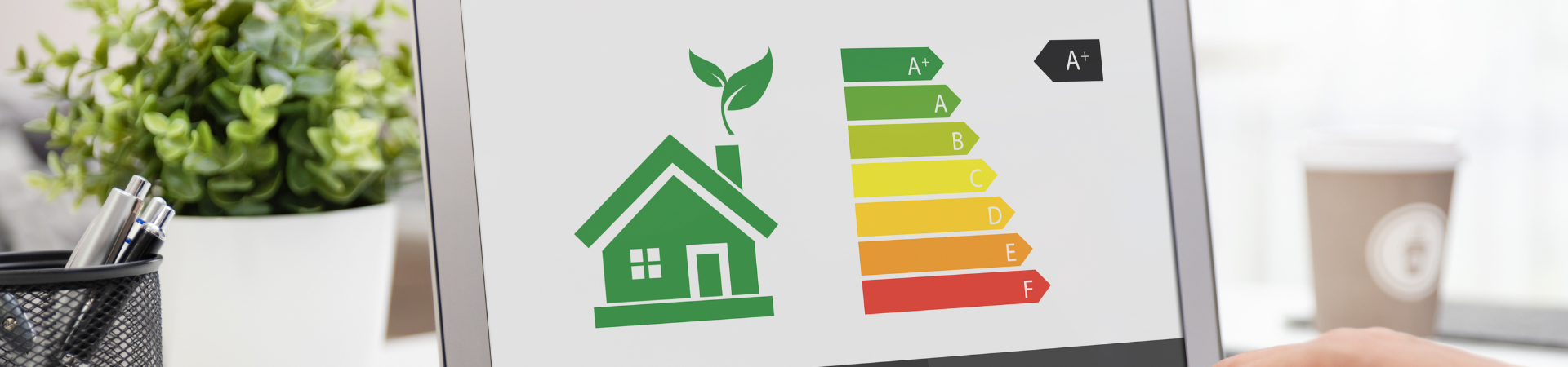 Diagnostic énergétique maison A+ sur écran.